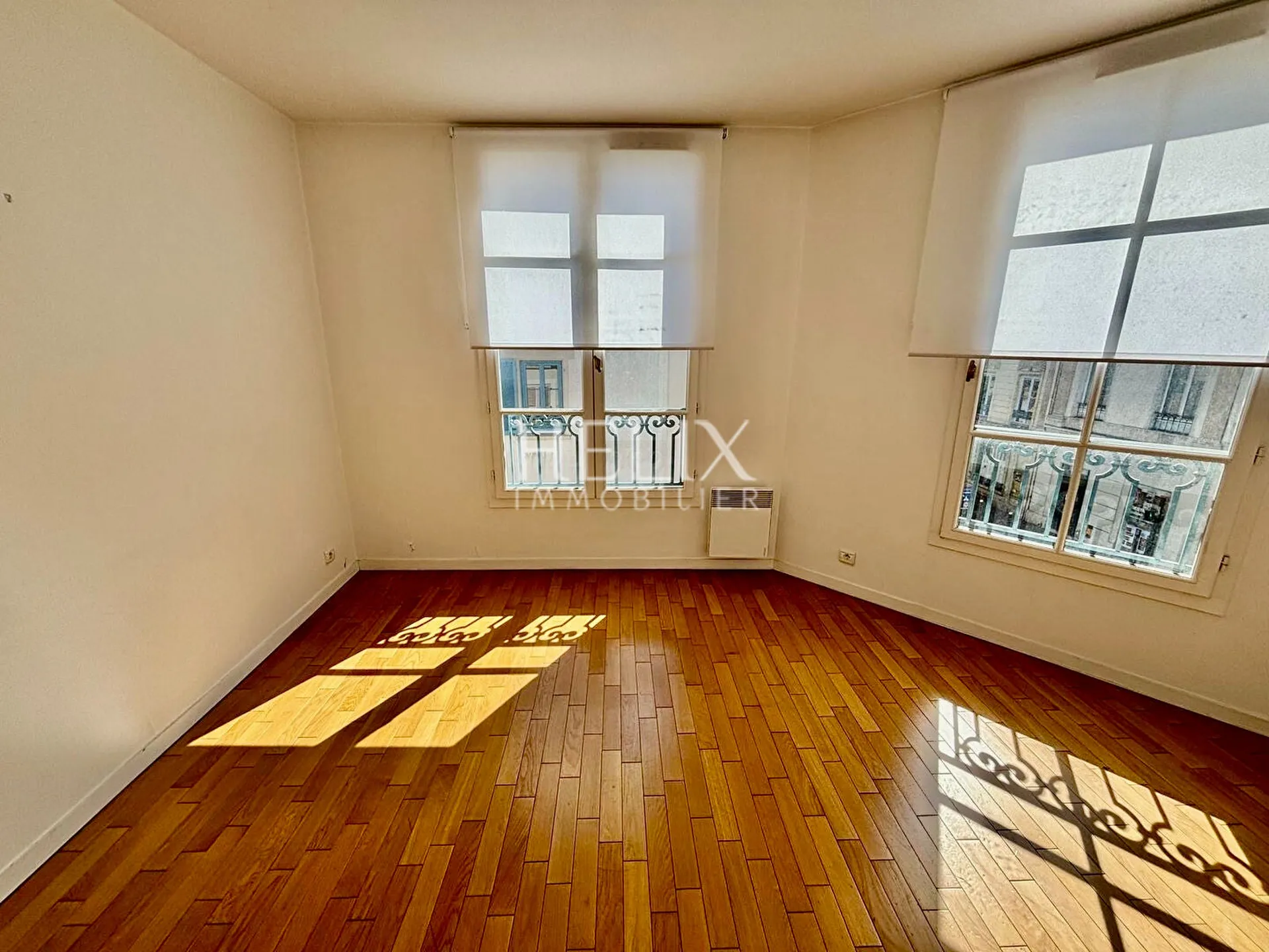 A vendre à Saint Germain Laye, un appartement 3 pièces à 1 minutes à pied de la place du marché dans un bel immeuble de standing extrêmement bien entretenue avec ascenseur. 