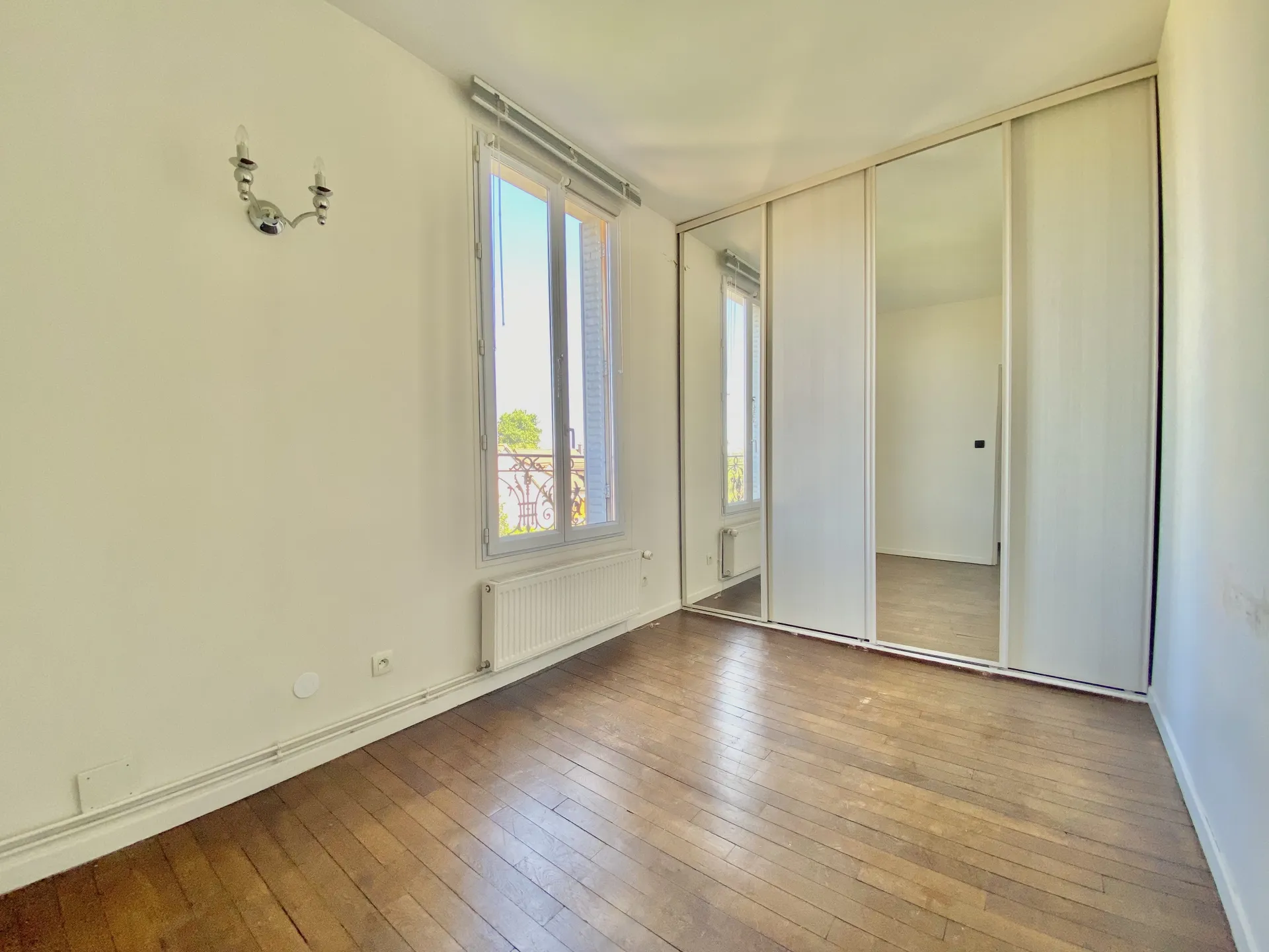 Chambre avec rangement