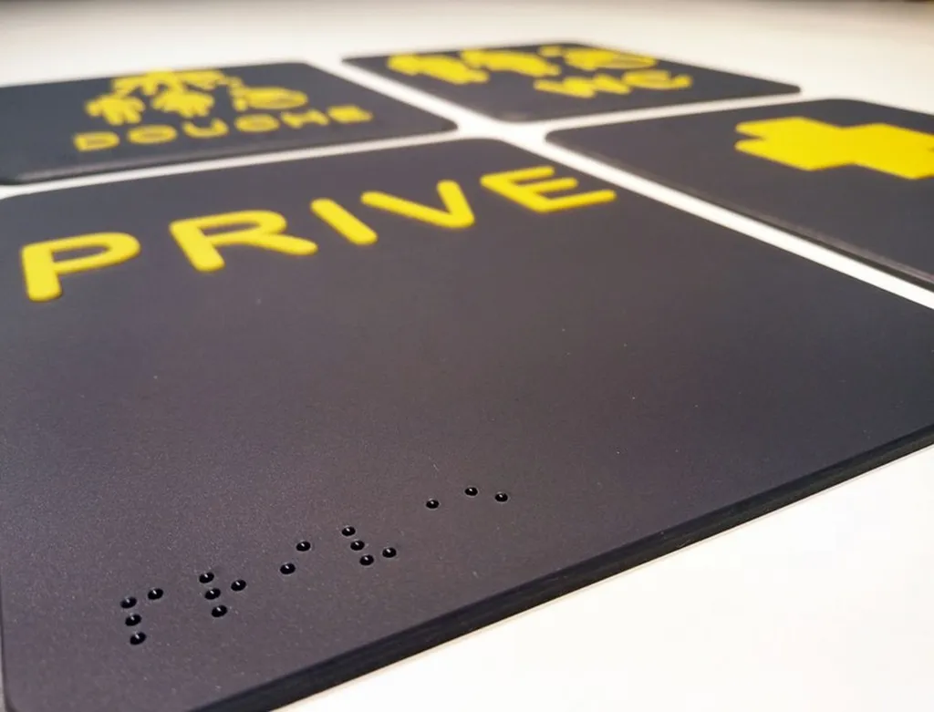 Fabrication et pose de plaques en braille pour améliorer l’accessibilité et l’orientation des clients dans un spa à Chambéry en Savoie