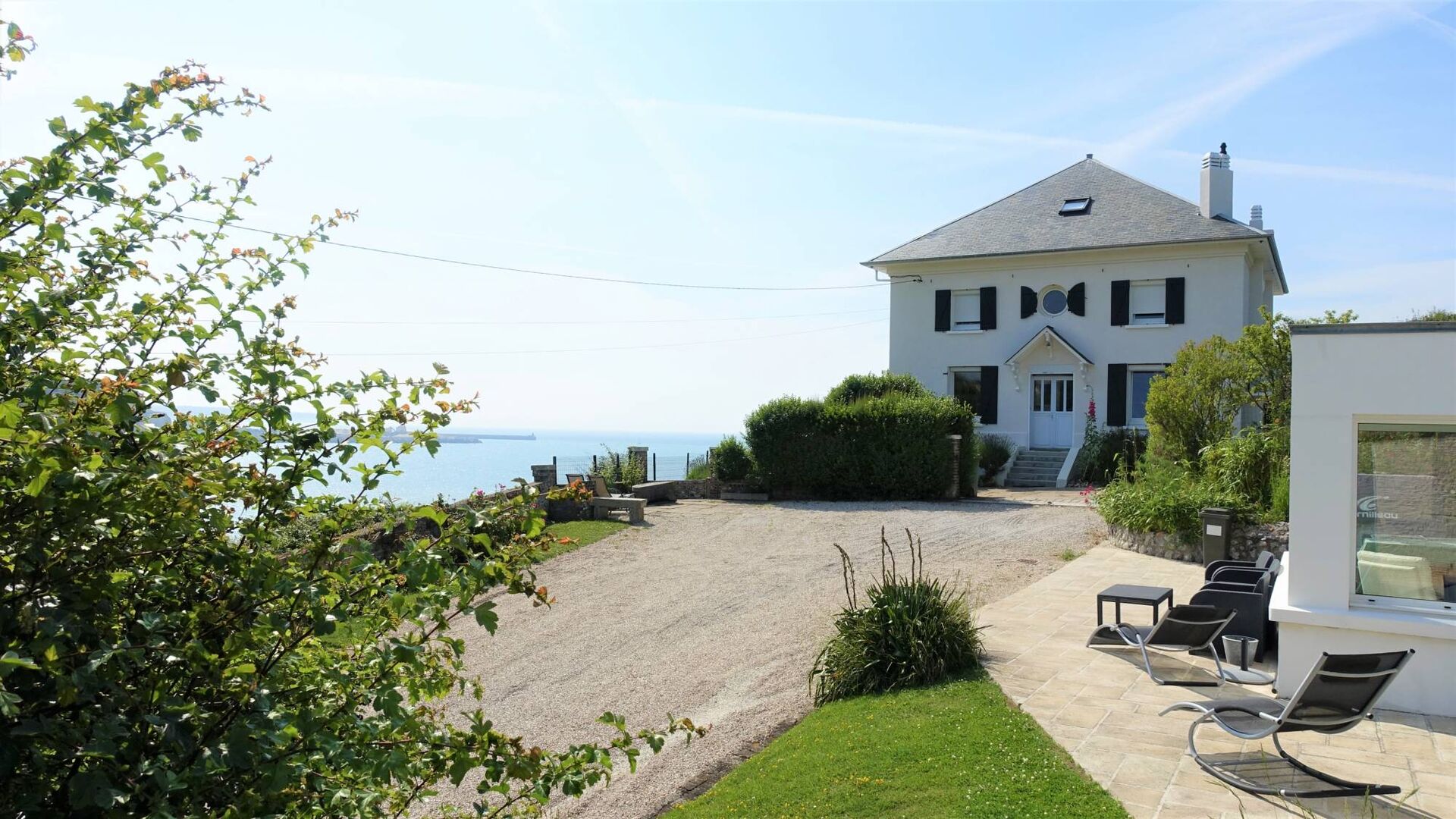 A vendre propriété d'exception, comprenant une maison de caractère principale ainsi qu'un gîte anglo-normand avec vue exceptionnelle sur la mer, proche de Dieppe (76)