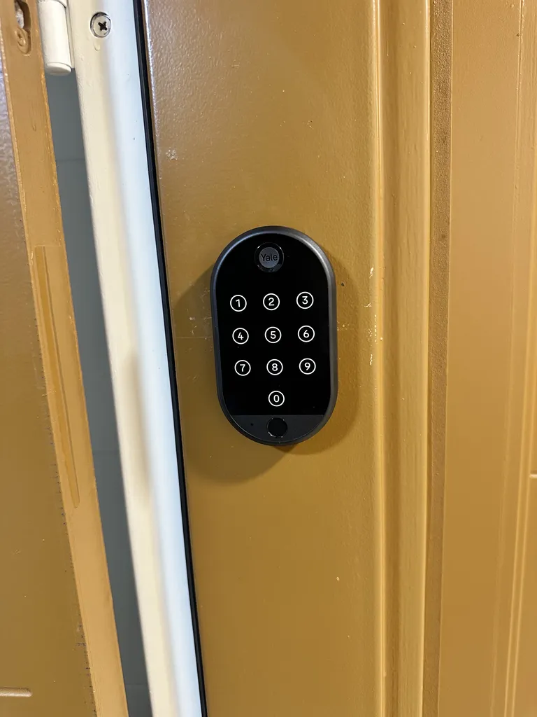 Clavier à code YALE avec ouverture par empreinte digitale