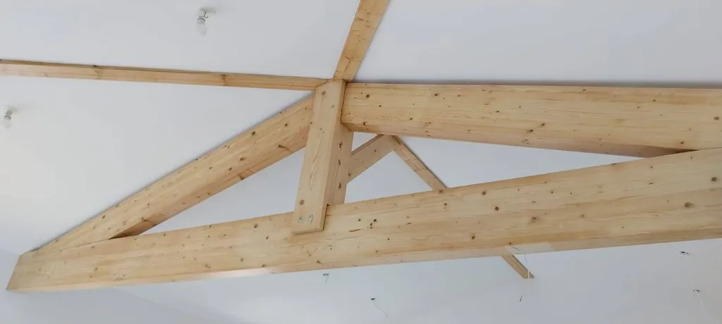 peinture plafond avec charpente bois apparente dans le 33 