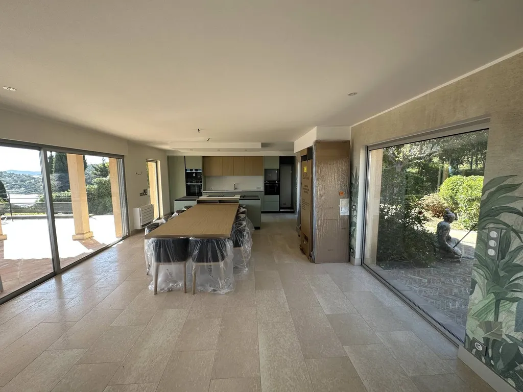 Réalisation de peintures des murs et plafonds dans une maison à Sanary