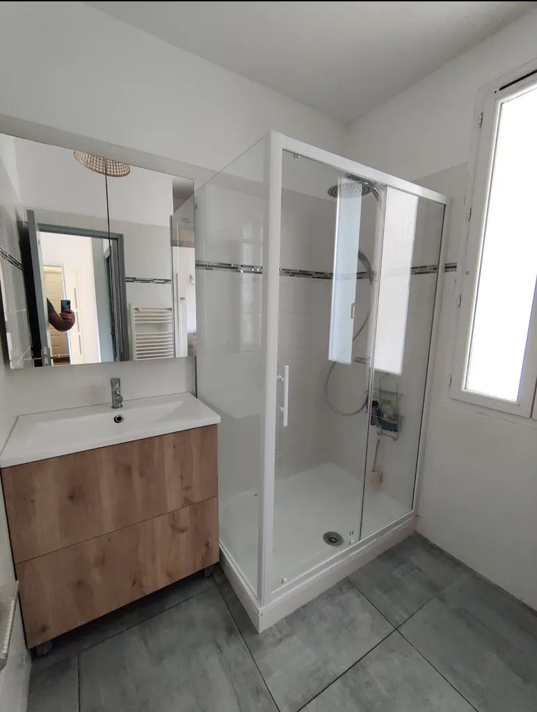 Créer un meuble de salle de bain sur mesure en bois contemporain parfaitement adapté à votre intérieur à Nice