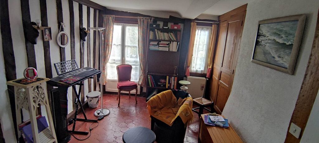 A vendre, à VIMOUTIERS (61120), charmante maison à colombages de 126 m² et son jardin de 125 m² à quelques pas du centre ville.