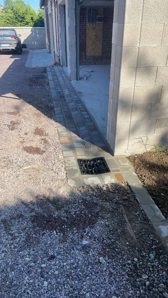 Création d'un caniveau en pavé pierre naturelle pour un particulier réalisé par Les Jardins d'Augustin sur Fécamp 76