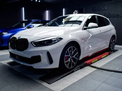 Traitement céramique Gtechniq appliqué sur la BMW 128i 2020, créant une barrière hydrophobe qui protège la peinture contre l’eau, la poussière et les contaminations extérieures.