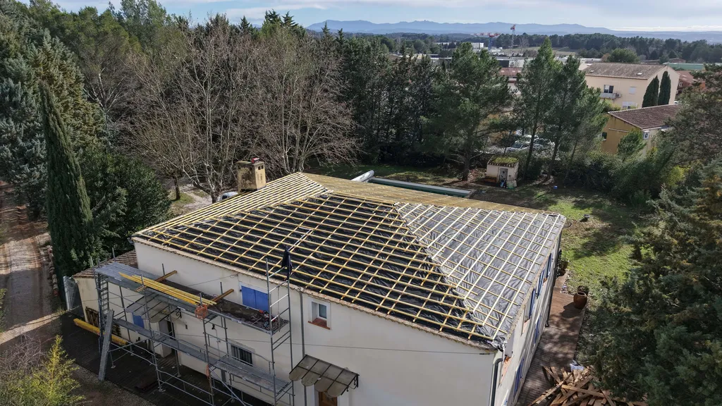 Réfection complète de toiture 16 m x 12,25 m avec pente 30 %, isolation Triso-toiture R=6,45 et tuiles MONIER Abeille Authentique à Éguilles dans les Bouches-du-Rhône
