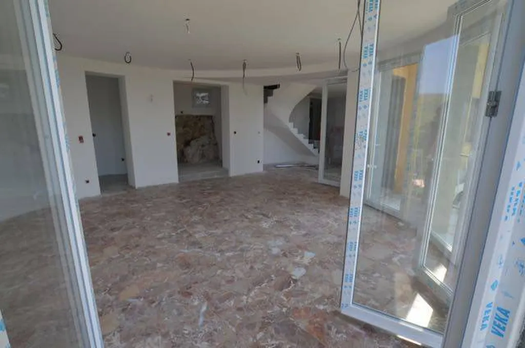 SOL en béton ciré coulé industriel teinté à CABRIS près de Cannes