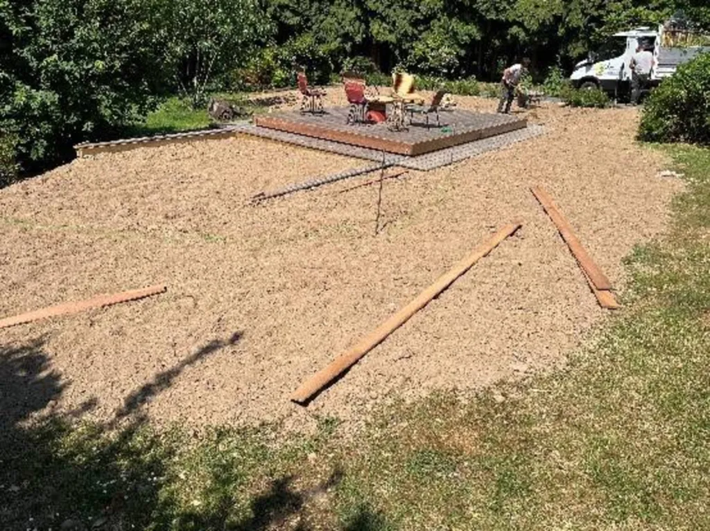 Réalisation de massif pour aménager le pourtour d'une piscine + engazonnement