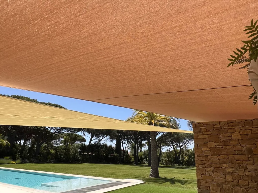 Voile d'ombrage sur mesure golf de Saint tropez 