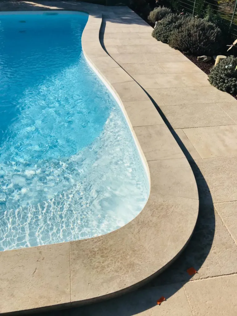 Margelle courbe de piscine en pierre naturelle. Pierre Naturelle au 36 rue de Bourgogne 75007 PARIS