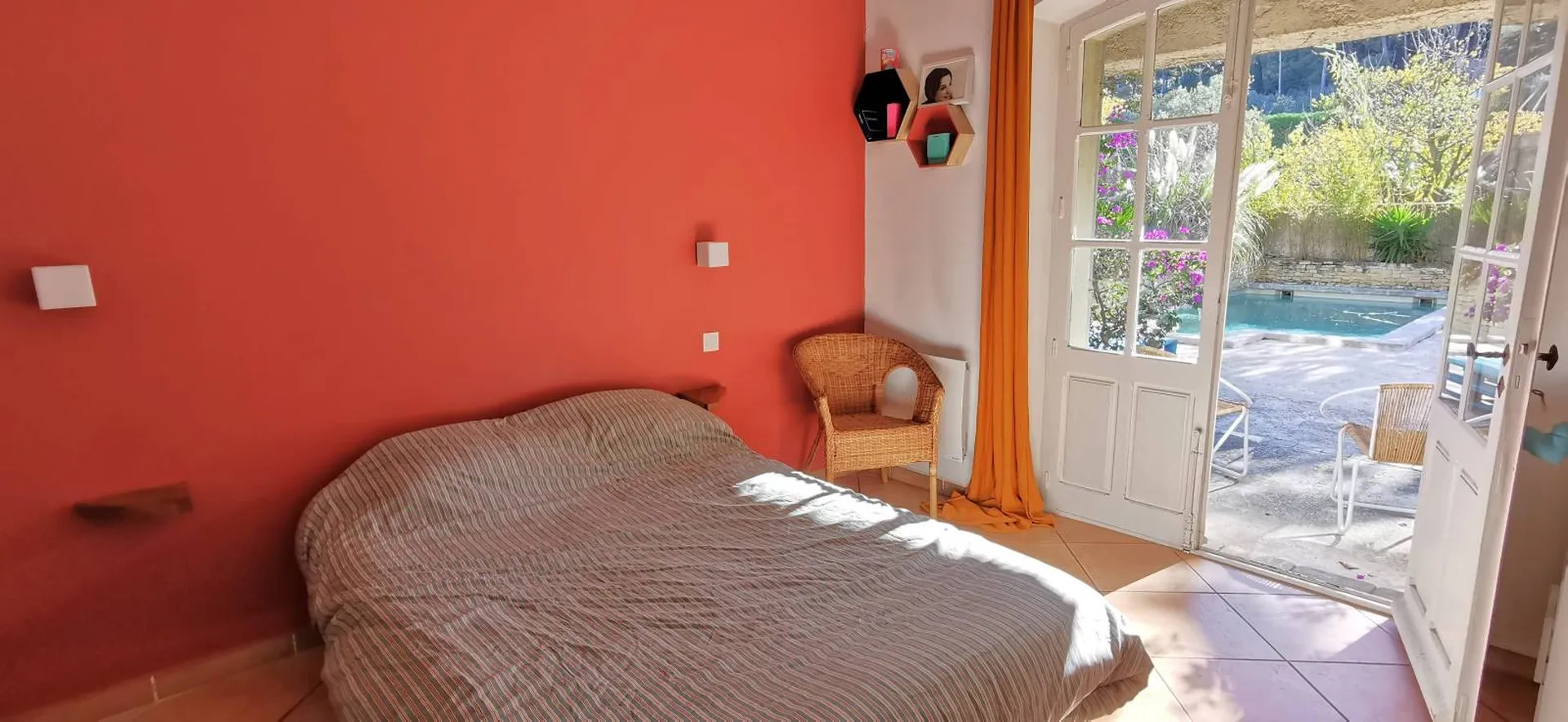 A vendre rez-de-villa T4/5 Cassis  avec terrasses, piscine et garage à 3 kms du port