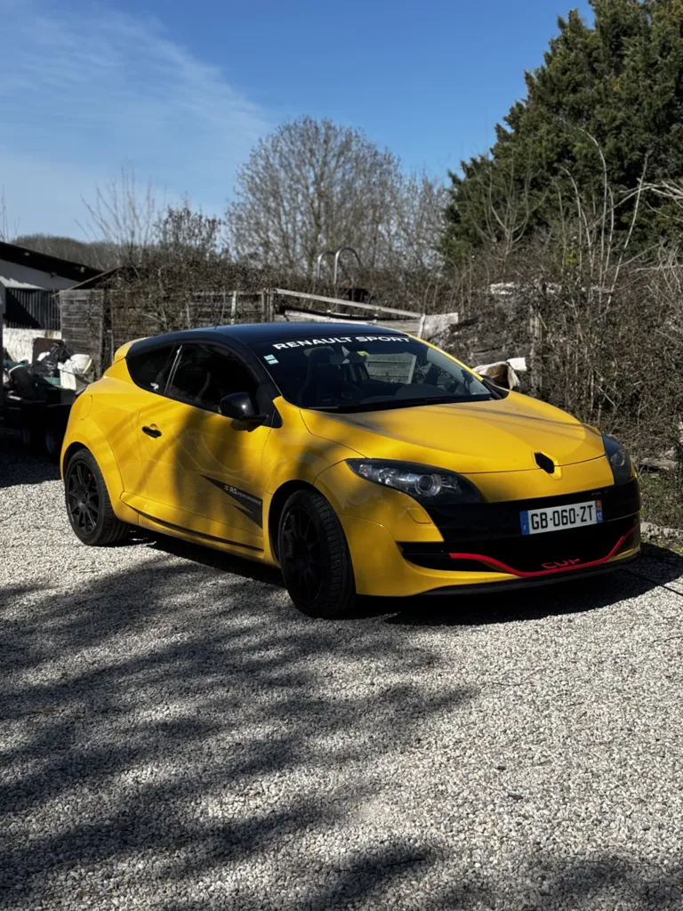 Lustrage complet de la carrosserie d'une Mégane RS jaune et noir avec suppression du covering noir du toit et des montants à Bourg-en-Bresse