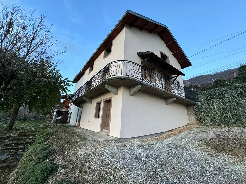 Isolation thermique des murs par l'extérieur en laine de roche pour une maison à Montagnieu dans le département de l'Ain (01)