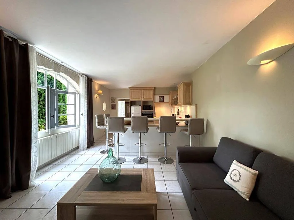 Mormoiron - Domaine viticole, oléicole, 3 gites avec piscine au pied du Mont-Ventoux.