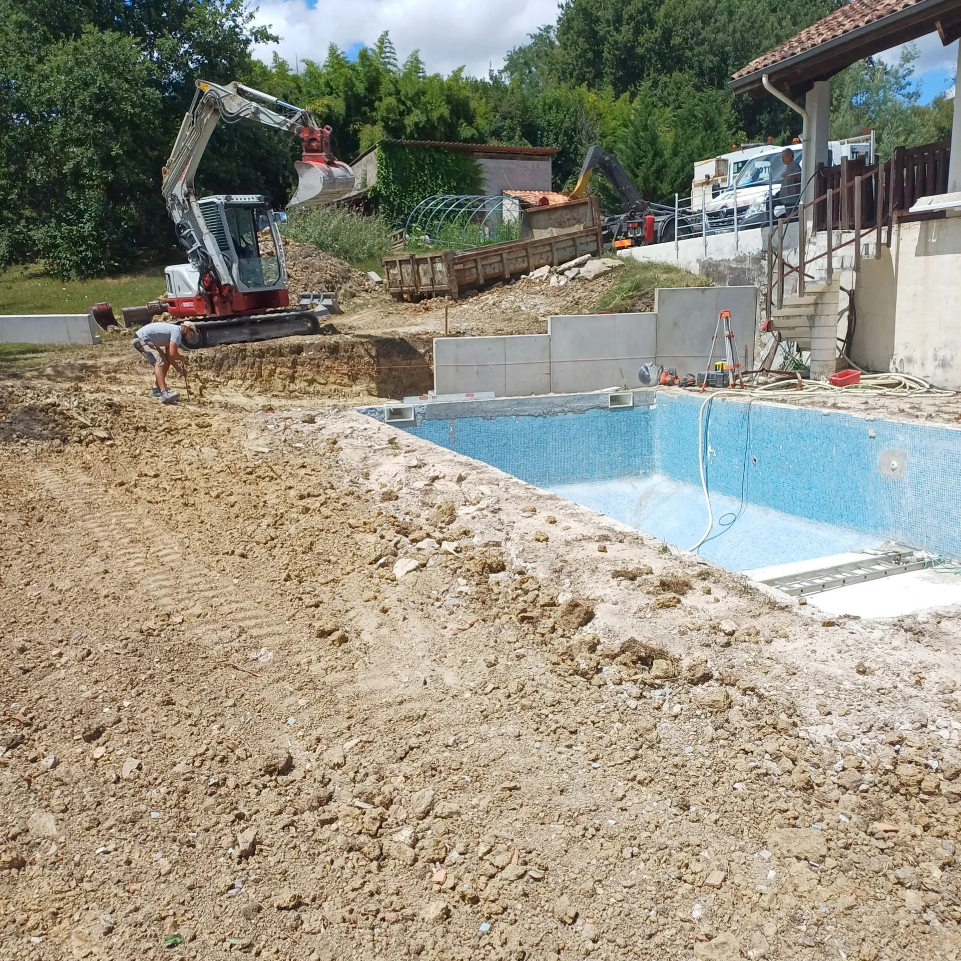 Cambes dans l'Entre Deux Mers: création d'un mur de soutènement en L  en béton préfabriqués.