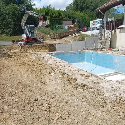 Cambes dans l'Entre Deux Mers: création d'un mur de soutènement en L  en béton préfabriqués.