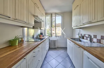 Un bel appartement 4 pièces de 73 m² quartier Princesse au Vésinet.Un séjour avec balcon, trois chambres, une place de parking extérieur et une cave.Proche écoles et commerces. Lumineux et sans vis-à-vis.Exclusivité Hélix Immobilier.