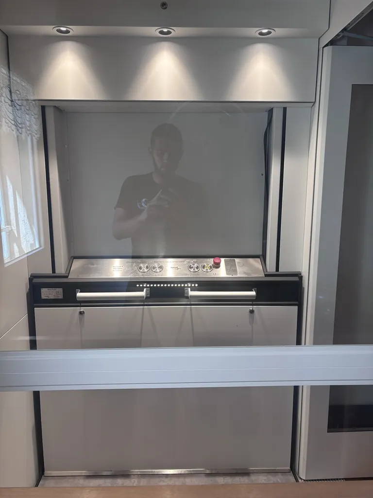 Le panneau de commandes derrière la face vitrée de cet ascenseur de maison NAMILIFT PL501 dans cet maison en Avignon