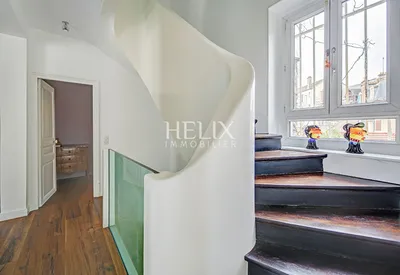 Ancien hôtel particulier à Saint-Germain-en-Laye centre, très belles prestations accès au RER en moins de 5 minutes, les commerces du centre ville et la place du marché à 2 minutes