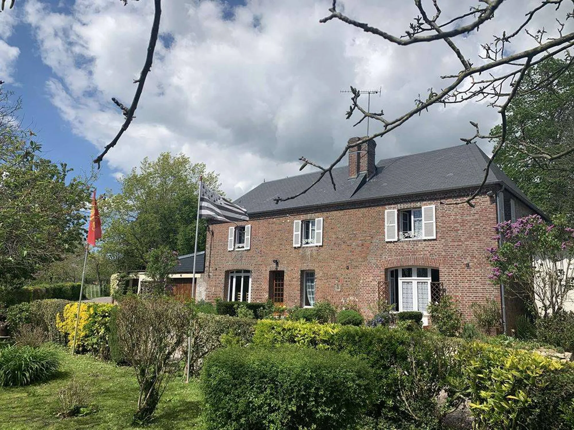 A vendre, Domaine avec Demeure en briques et ses annexes, installées sur une parcelle en nature d'herbages de presque 8 hectares, dans le Calvados 14.