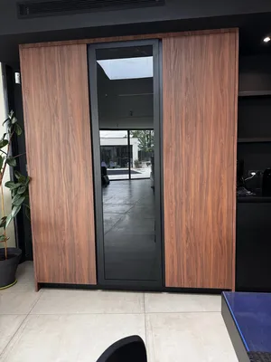 cusine sur mesure colonne avec porte en verre fumé