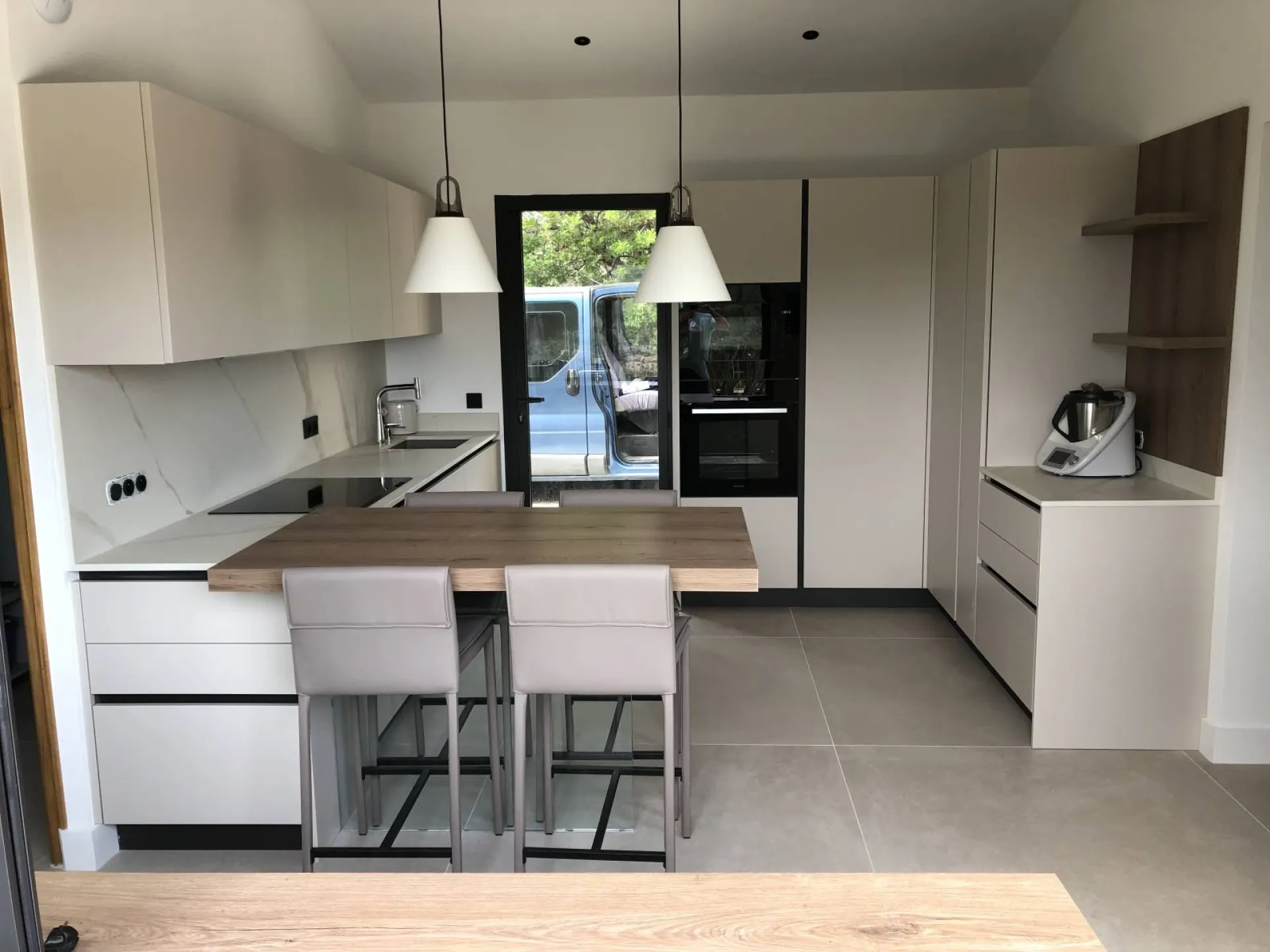 Vente et installation sur mesure d'une cuisine moderne et épurée de fabrication italienne à Cassis dans le 13