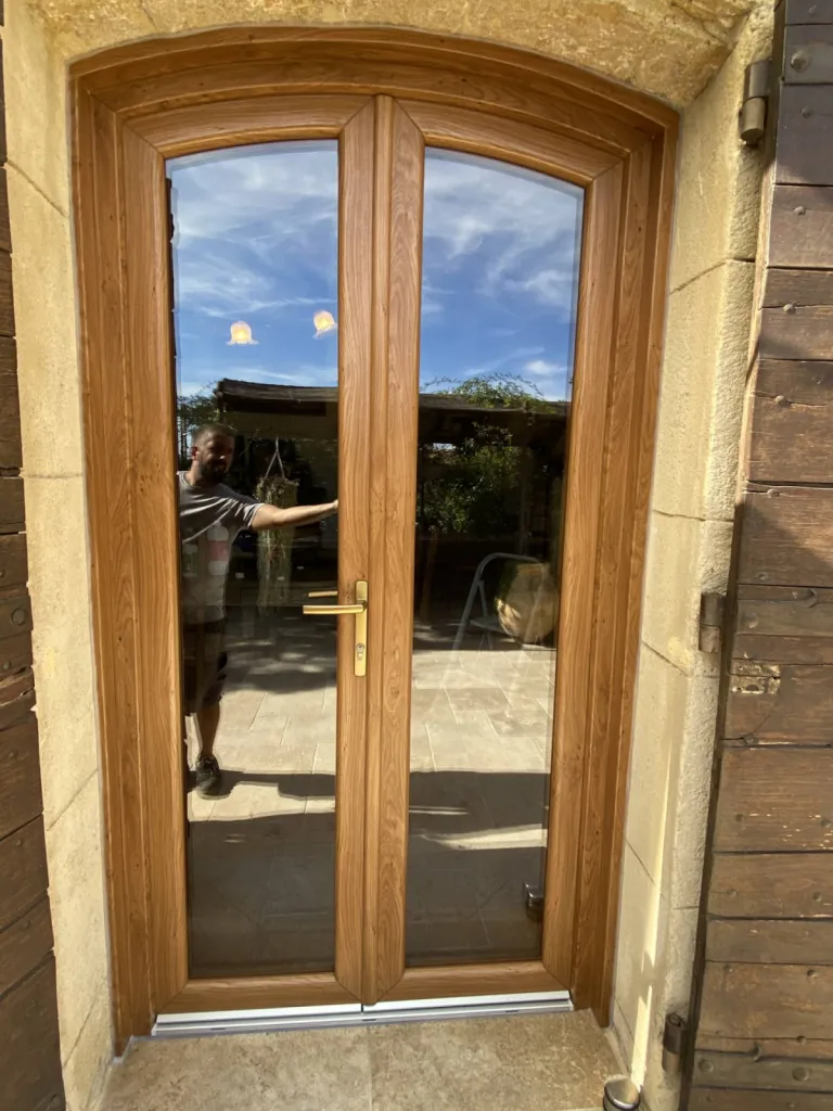 porte-fenêtre cintrée en PVC colorie chêne