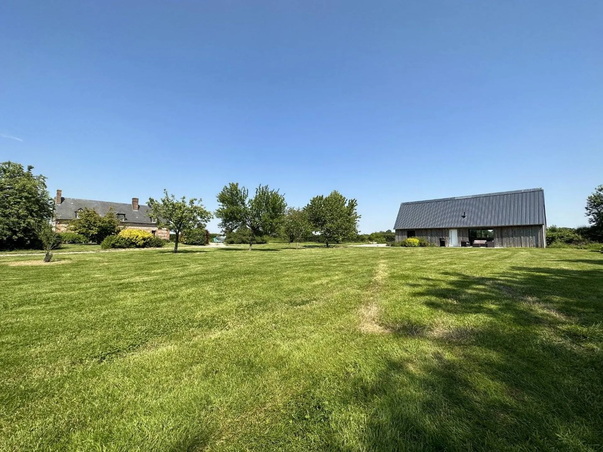 A vendre authentique maison du 17ème siècle en briques et silex et d'une seconde maison récemment rénovée.