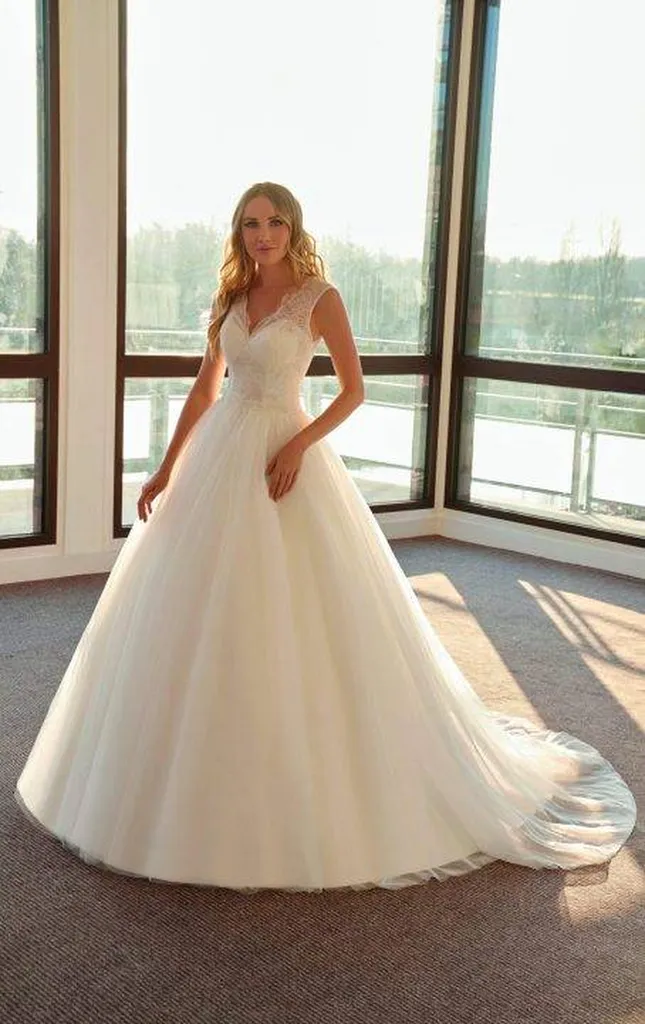 Robe de mariée princesse haut de gamme robe de créateur Matrimonia simple et légèrement transparente avec de magnifique dentelle et boutons en satin à MARSEILLE