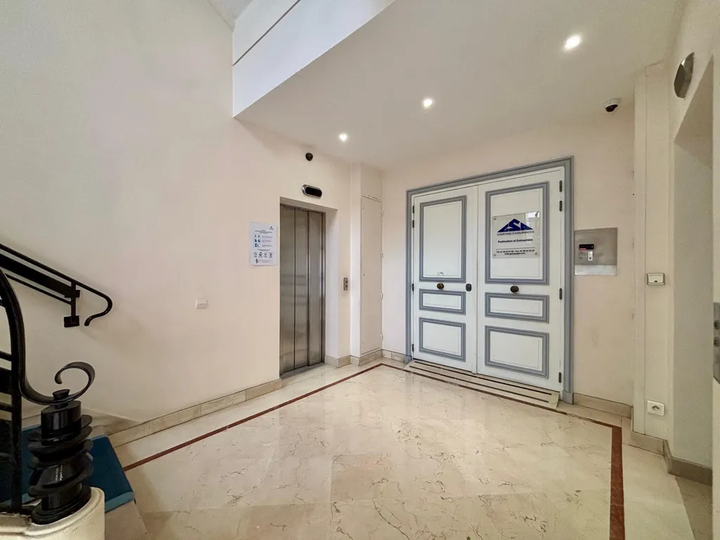 Location - Bureau 231 m², Saint Philippe du Roule, Rue Paul Baudry 75008 PARIS