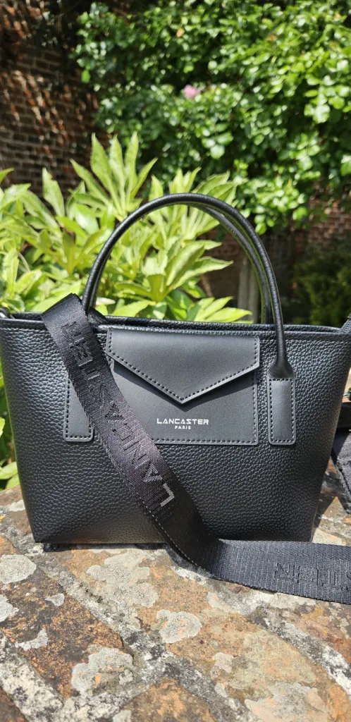 Petit sac Lancaster noir disponible chez Evasion Eu