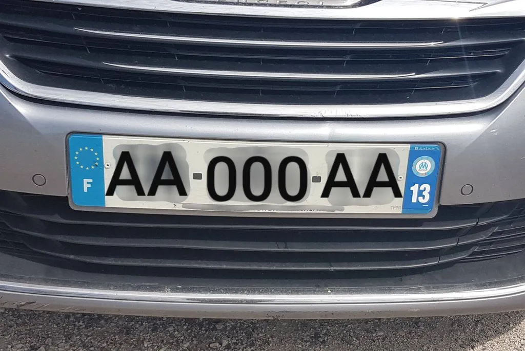 Une plaque d'immatriculation avec un autocollant qui modifie le logo de son département est soumise à contre-visite chez Autosur Martigues 13