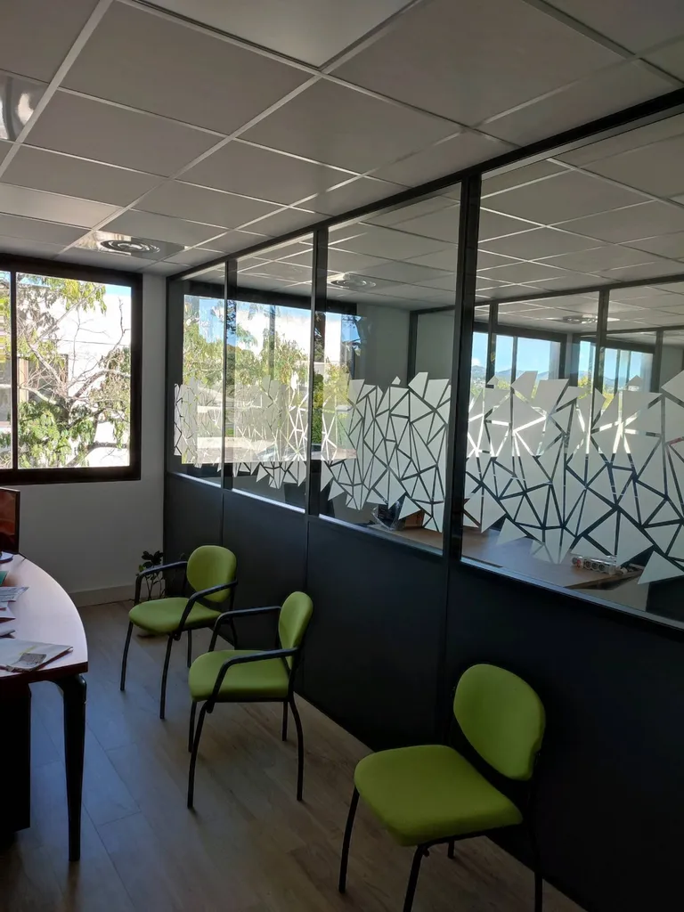 Vitrophanie sur cloisons vitrées de bureaux à Aubagne