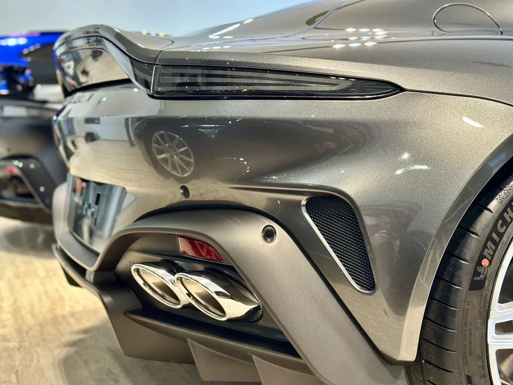 Traitement céramique Aston Martin Vantage DETAILING spécialiste voiture de sport sur Mornant 