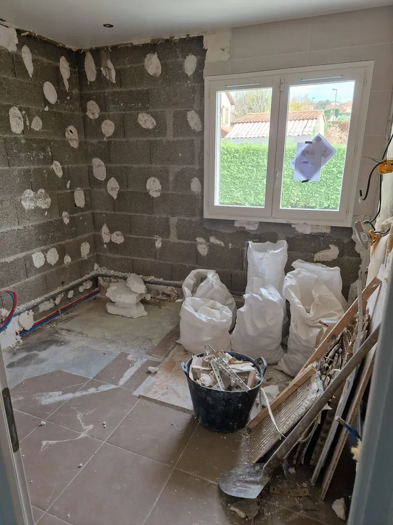 Travaux de démolition de l’ancienne salle de bain après dégât des eaux et plancher endommagé avant rénovation complète à Genay (69)