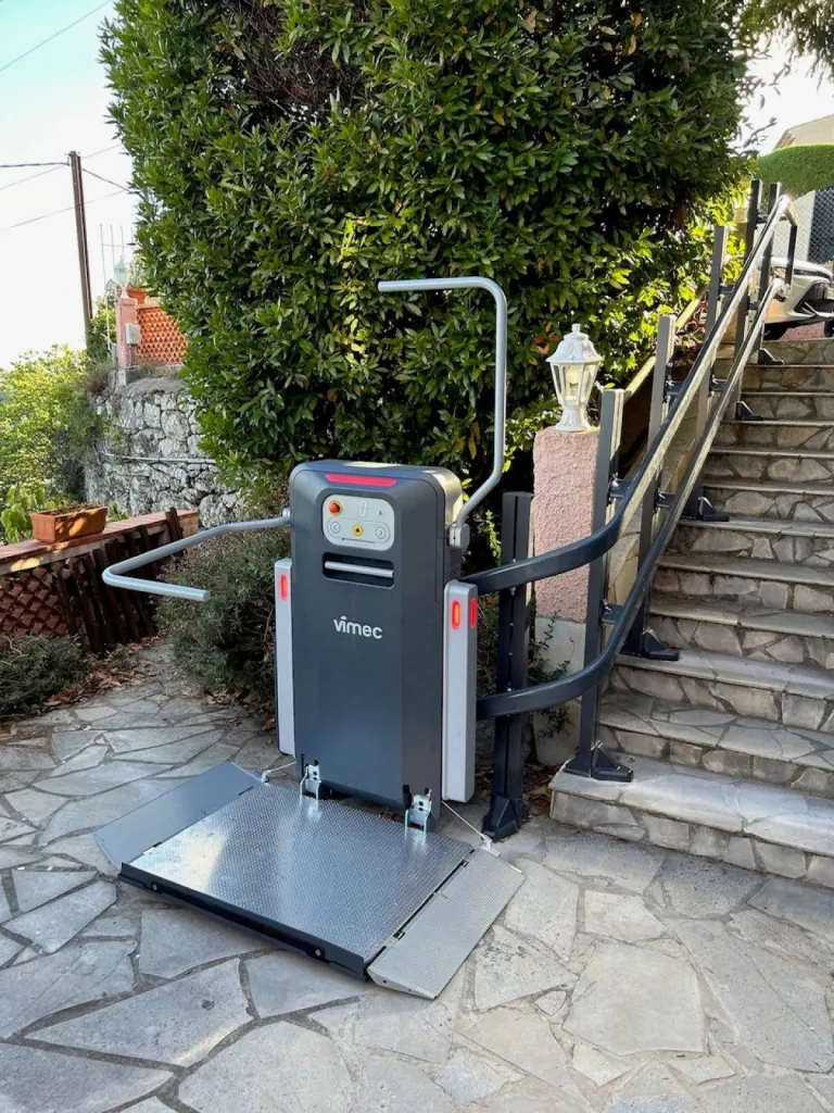 La programmation de la plateforme oblique VIMEC V6 S permet d'activer les organes de sécurité nécessaires pour une sortie de la plateforme maitrisée et sécure pour le passager