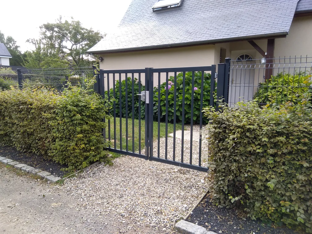Installation de Portillon en Aluminium Standard ou Sur-Mesure, pour l'Accès Piéton Sécurisé à Rouen et son Agglomération en Seine-Maritime 76