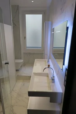 salle de bain blanche avec wc
