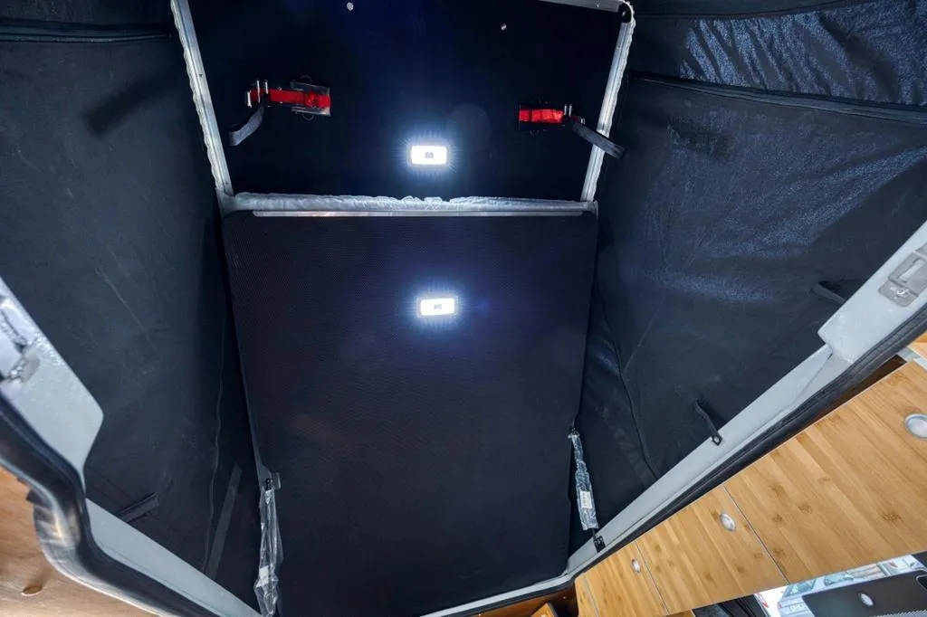 Spécialiste de pose de toit relevable sur-mesure Peugeot e-Expert M électrique à Paris : installation homologuée en Île-de-France