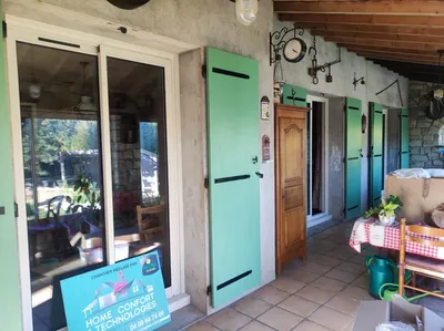 Volets battants en composite Vert dans le Gard sans entretien