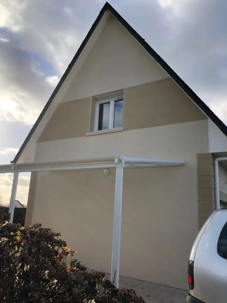 Réalisation d’un ravalement en enduit projeté à la chaux aérienne finition gratté fin proche Bolbec (76)