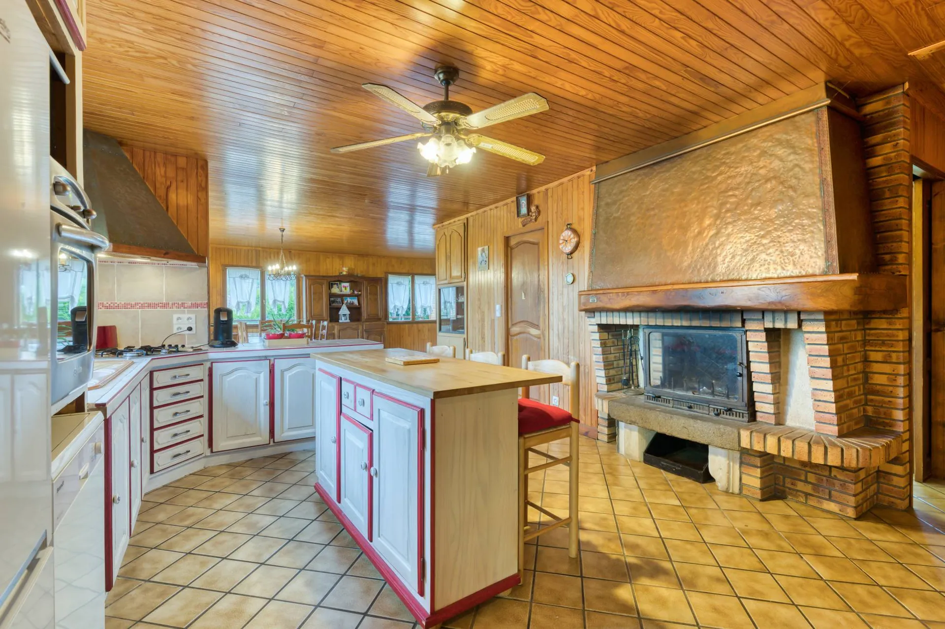 Vends charmant chalet, situé sur les hauteurs de Maromme, à quelques pas du Cœur de ville de Rouen en Seine-Maritime, offre une vue imprenable sur son jardin de 1539m2 depuis sa terrasse ensoleillée de 78 m2.