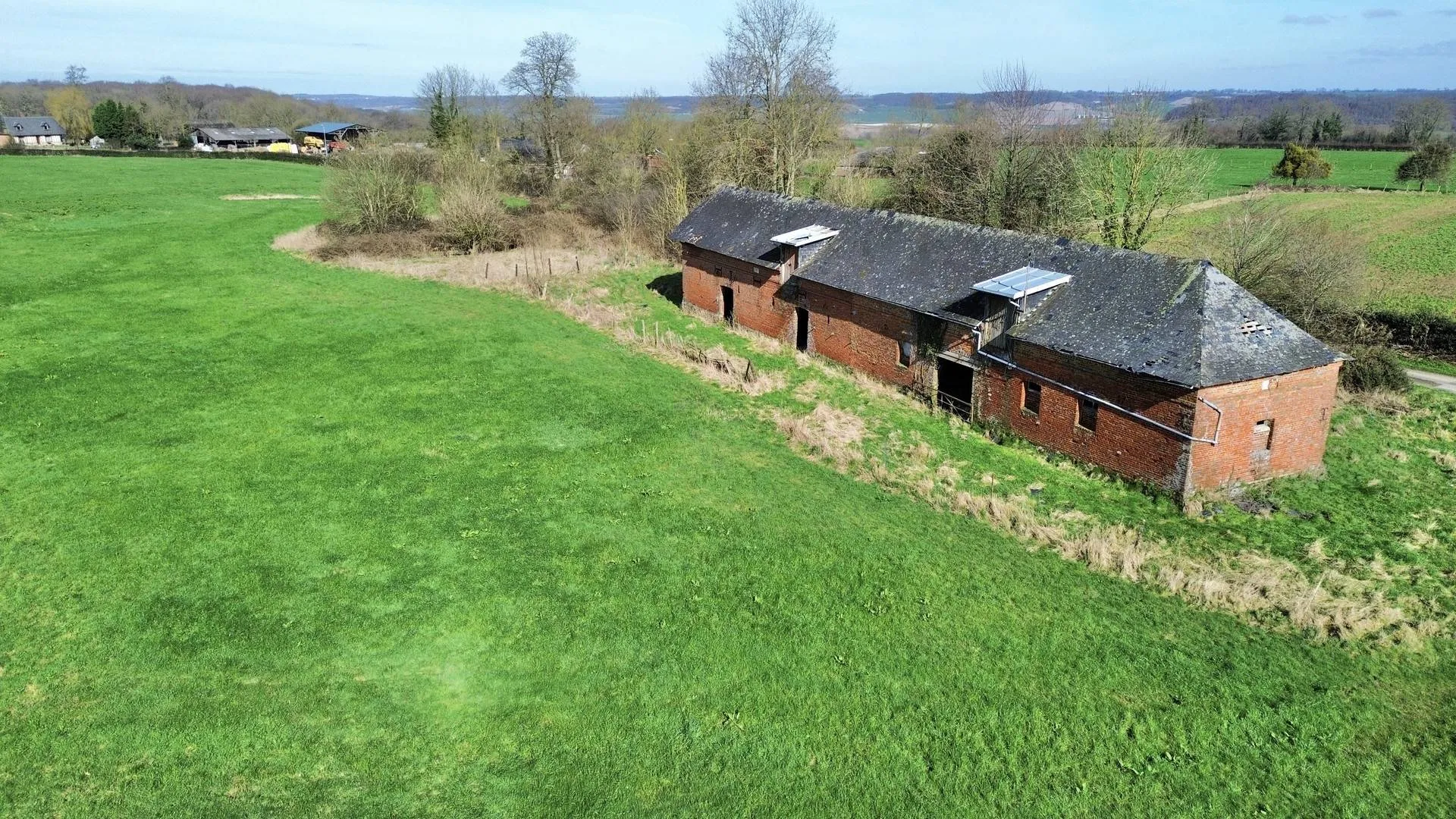 À vendre aux Grandes-Ventes : Ancienne grange en briques à rénover : Bâtisse datant de 1833 avec un fort potentiel, située à deux pas du centre-bourg.