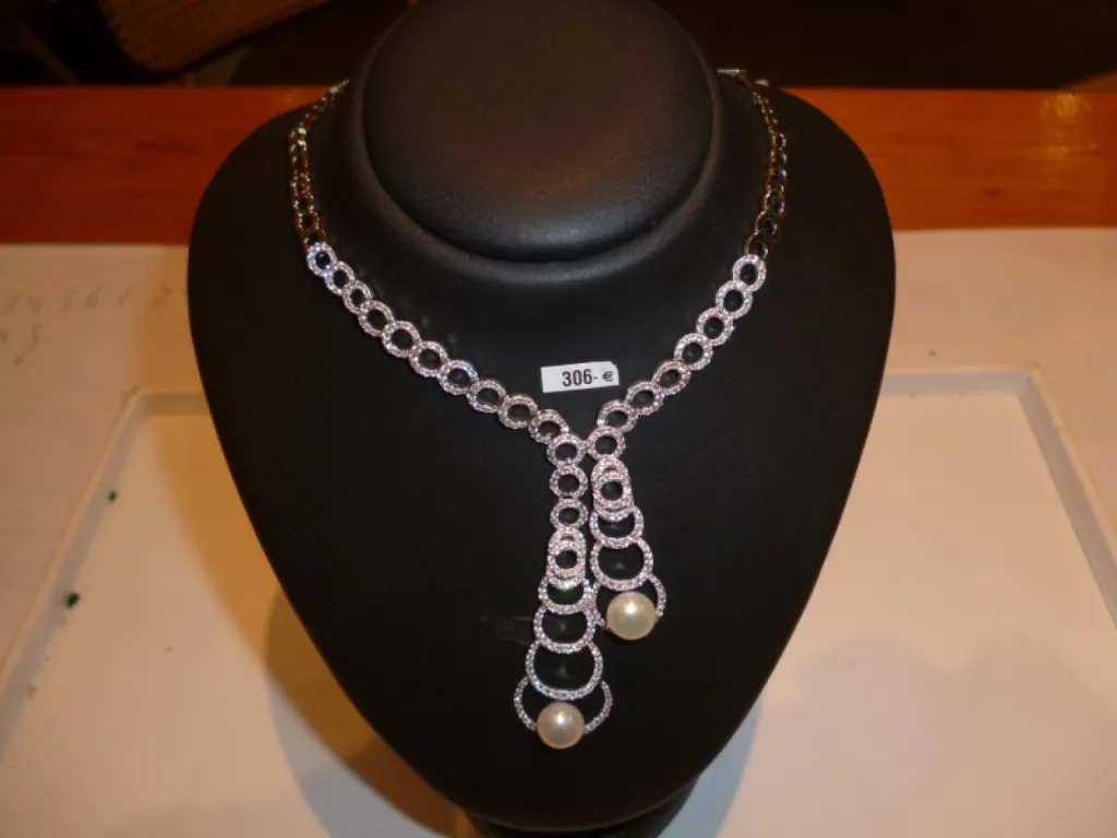 Collier en argent rhodié serti de zircons et perles poids:4,95 prix: 307€  REF 36348