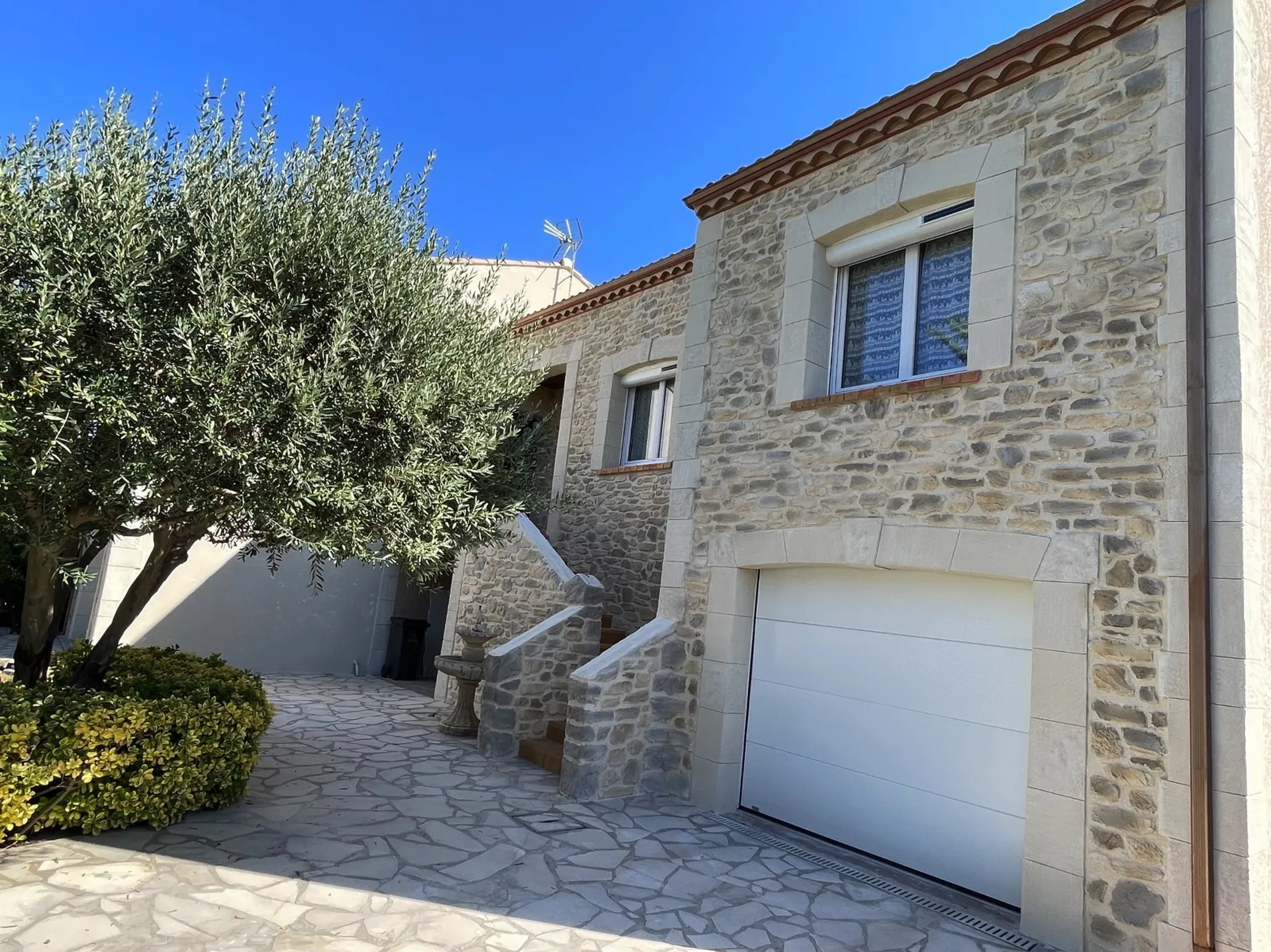 Rénovation d’une façade en pierre sur Agde dans l’Hérault
