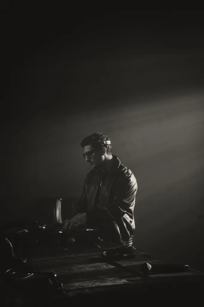 DJ professionnel en pleine prestation lors d’une soirée entreprise à Toulouse avec sonorisation haut de gamme et mise en lumière élégante pour événement corporate.