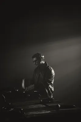 DJ professionnel en pleine prestation lors d’une soirée entreprise à Toulouse avec sonorisation haut de gamme et mise en lumière élégante pour événement corporate.