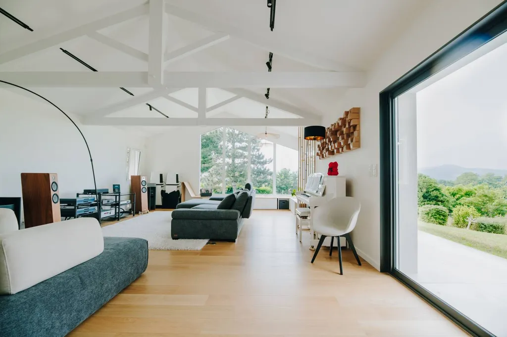 Rénovation intérieure contemporaine : lumière, bois et volumes ouverts à Lyon